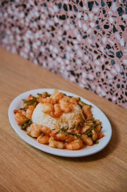 由 May Chow 主廚創作的「龍井蝦仁」，以茶葉入饌，為經典菜式注入清新層次。